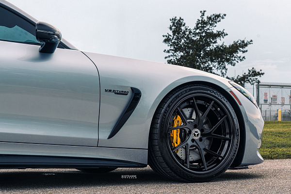 Фото дисков Strasse Wheels SM5RT Deep Concave FS Черный глянец на Mercedes-Benz AMG GT II