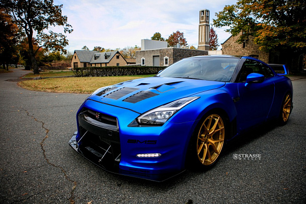Фото дисков Strasse Wheels SM5R Deep Concave Monoblock Сатиновое золото на Nissan GT-R