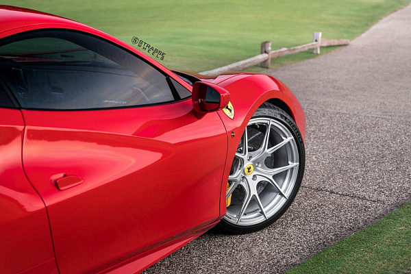 Фото дисков Strasse Wheels SM5R Deep Concave Monoblock Глянцевый лак на Ferrari 488