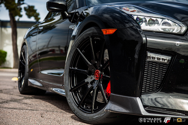 Фото дисков Strasse Wheels R10 Deep Concave Monoblock Черный глянец на Nissan GT-R