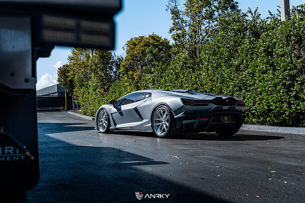 Фото дисков Anrky XR-301 Глянцевый лак на Lamborghini Revuelto