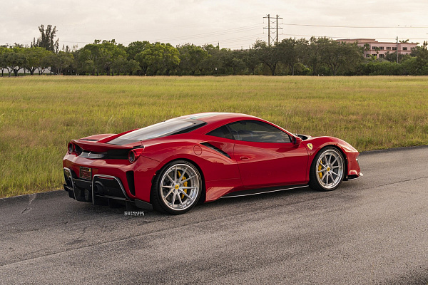 Фото дисков Strasse Wheels SV10 Deep Concave FS Глянцевый лак на Ferrari 488