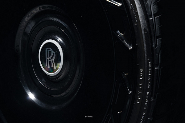 Фото дисков Strasse Wheels SV101 Deep Concave Duoblock RR Черный глянец на Rolls-Royce Cullinan