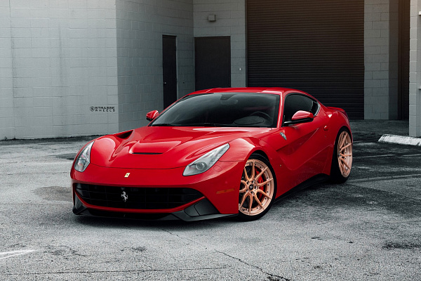 Фото дисков Strasse Wheels SV5 Deep Concave Duoblock Сатиновое золото на Ferrari 812