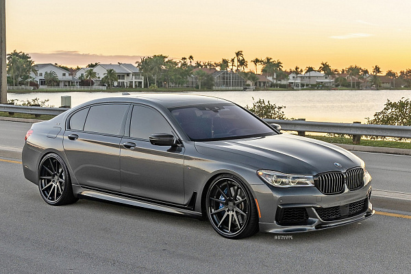 Фото дисков Strasse Wheels R10 Deep Concave FS Черный сатин на BMW 7 (G11/G12)