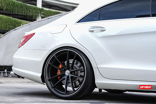 Фото дисков HRE P104 Черный сатин на Mercedes-Benz CLS (C218)