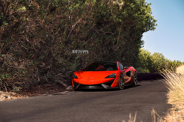 Фото дисков Strasse Wheels SM5R Deep Concave Monoblock Черный глянец на McLaren 570S