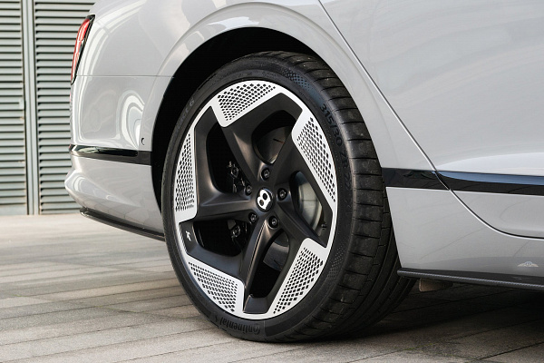Фото дисков Kahn Type 8 Черный матовый на Bentley Flying Spur III