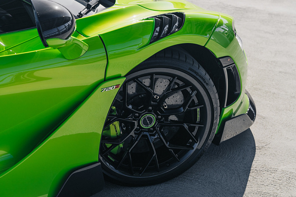 Фото дисков Brixton Forged PF10 Черный глянец на McLaren 720S