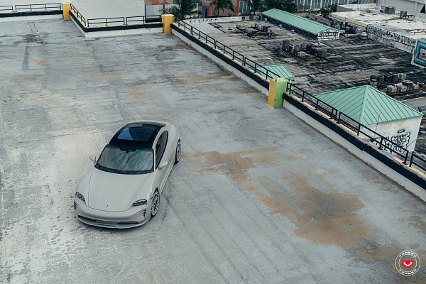 Фото дисков Vossen LC3-03T Глянцевый графит на Porsche Taycan I