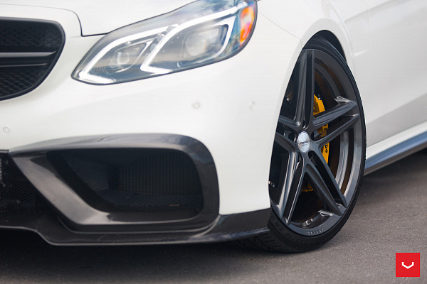 Фото дисков Vossen VFS-5 Глянцевый графит на Mercedes-Benz E-Class (W212, S212, C207)