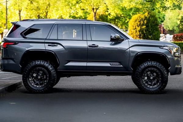 Фото дисков 4PLAY 4P55 Черный глянец на Toyota Sequoia III