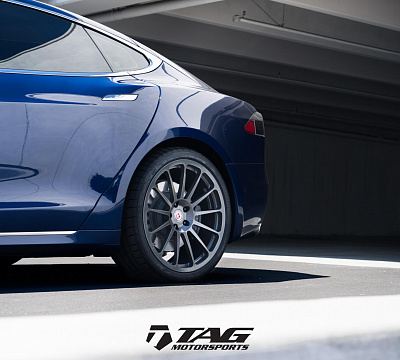 Фото дисков HRE 303M на Tesla Model S