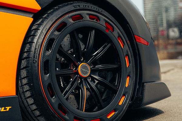 Фото дисков Brixton Forged FDE11 Aerotech Черный сатин на McLaren 600