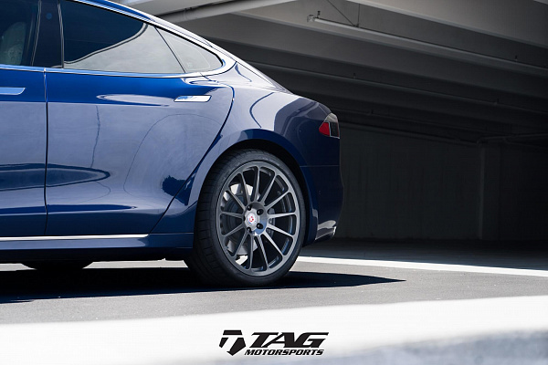 Фото дисков HRE 303M Сатиновый графит на Tesla Model S