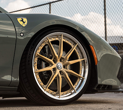 Фото дисков HRE S104SC на Ferrari F8