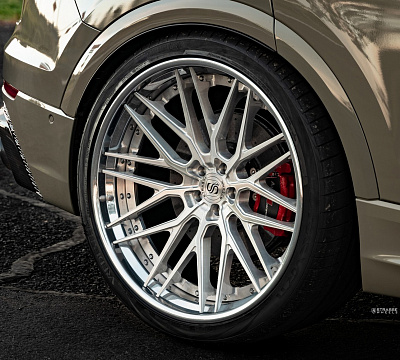 Фото дисков Strasse Wheels SV10M Deep Concave FS на Audi Q8