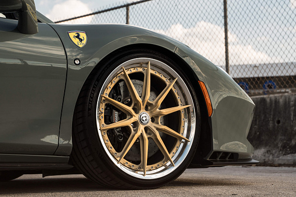Фото дисков HRE S104SC Сатиновое золото на Ferrari F8