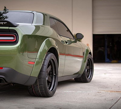 Фото дисков HRE C105 на Dodge Challenger III