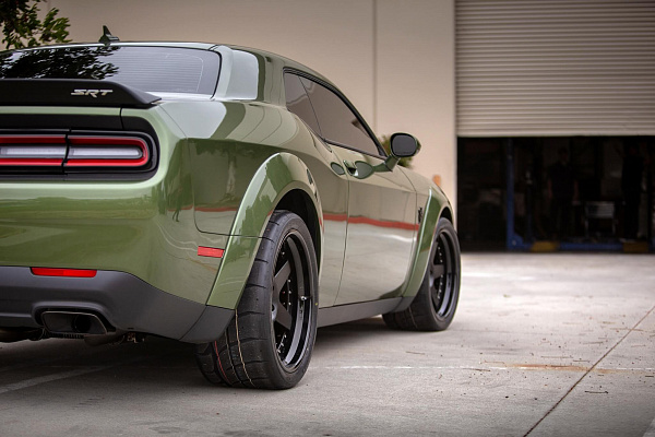 Фото дисков HRE C105 Черный сатин на Dodge Challenger III