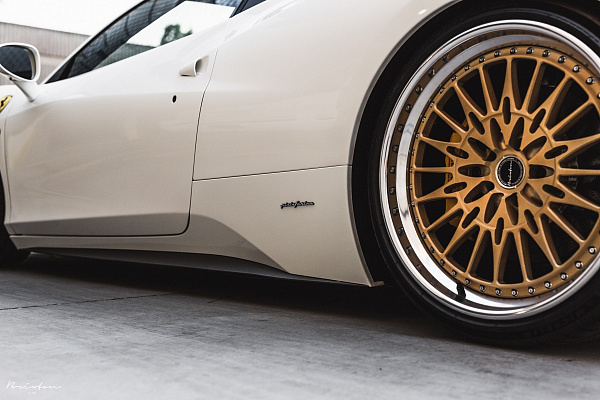 Фото дисков Brixton Forged HS1 Сатиновое золото на Ferrari 458