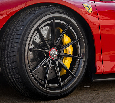 Фото дисков Savini SV10 на Ferrari SF90