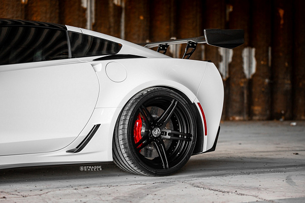 Фото дисков Strasse Wheels SP5R Deep Concave Duoblock Черный матовый на Chevrolet Corvette C7