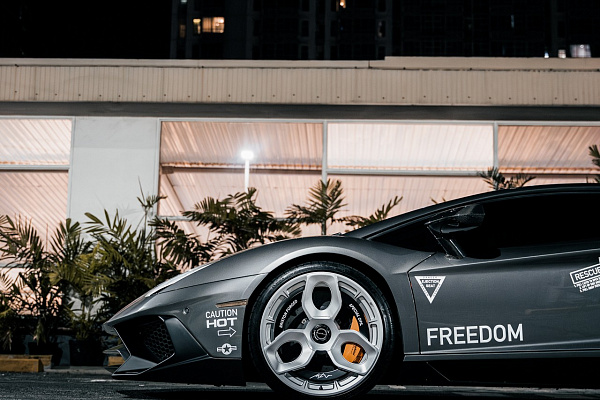 Фото дисков Brixton Forged NC01-R Серебро на Lamborghini Aventador