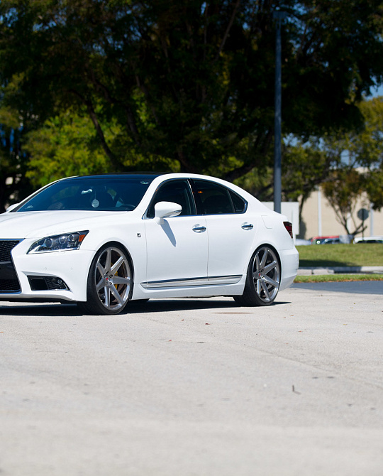 Фото дисков CG-207 Глянцевый лак на Lexus LS IV