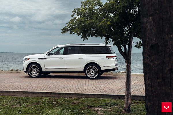 Фото дисков Vossen HF-8 Глянцевый лак на Lincoln Navigator IV