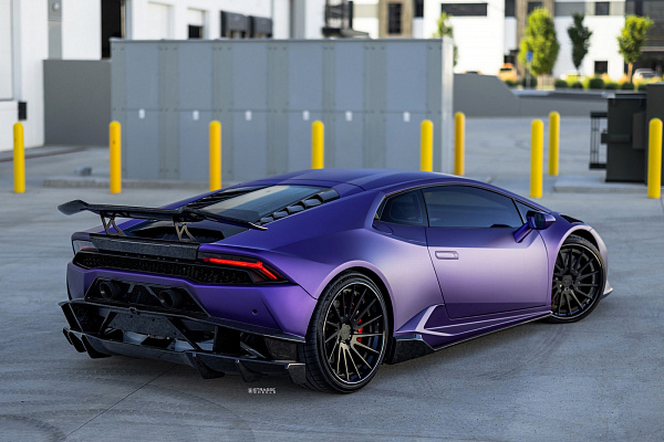 Фото дисков Strasse Wheels SV15T Deep Concave FS Черный матовый на Lamborghini Huracan