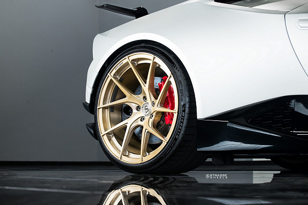 Фото дисков Strasse Wheels SM5RT Deep Concave Monoblock Сатиновое золото на Lamborghini Huracan