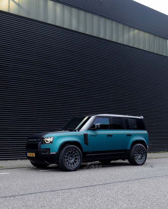 Фото дисков TR21 AERO1 Сатиновый графит на Land Rover Defender II