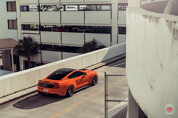 Фото дисков Vossen LC3-01 Глянцевый темный лак на Ford Mustang VI