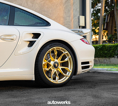 Фото дисков HRE P201 на Porsche 911 VI