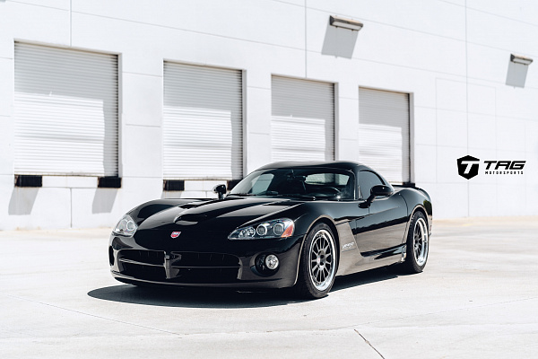 Фото дисков HRE 303 Сатиновый графит на Dodge Viper