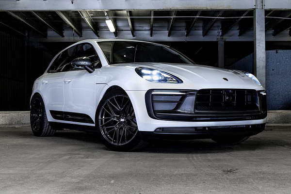 Фото дисков Bola FLZ Черный глянец на Porsche Macan I