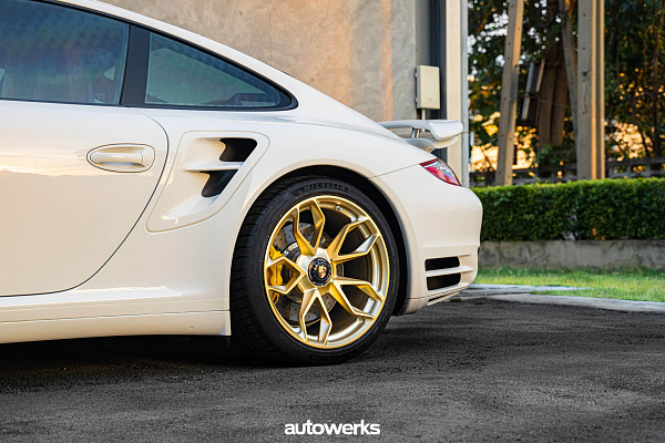 Фото дисков HRE P201 Сатиновое золото на Porsche 911 VI