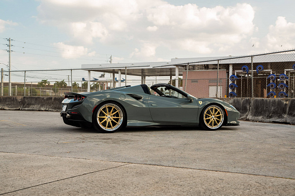 Фото дисков HRE S104SC Сатиновое золото на Ferrari F8