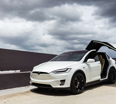 Фото дисков HRE P201 на Tesla Model X