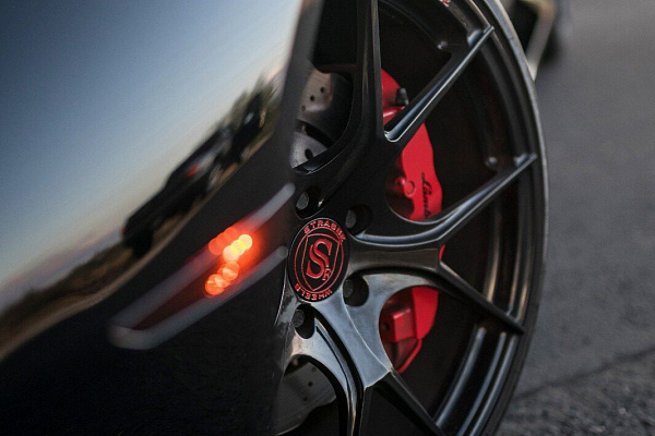 Фото дисков Strasse Wheels SM5R Deep Concave Monoblock Черный глянец на Lamborghini Huracan