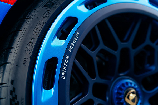 Фото дисков Brixton Forged FDE06 Aerotech Синий сатин на Lamborghini Huracan