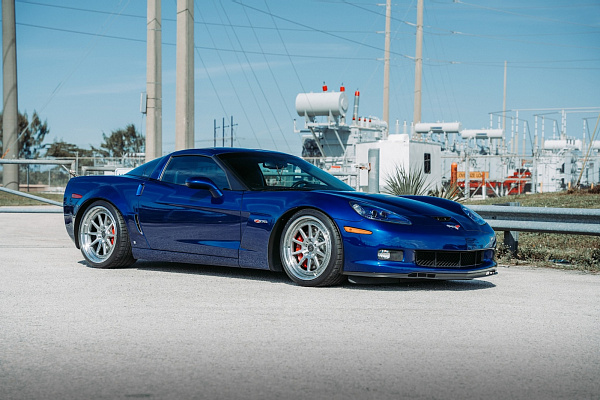 Фото дисков Strasse Wheels R10 Track Глянцевый лак на Chevrolet Corvette C6