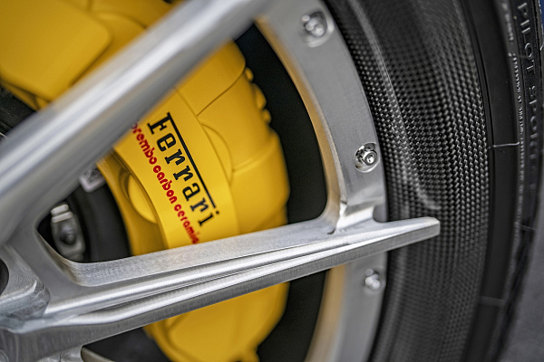 Фото дисков Strasse Wheels SV10 Track Сатиновый лак на Ferrari SF90