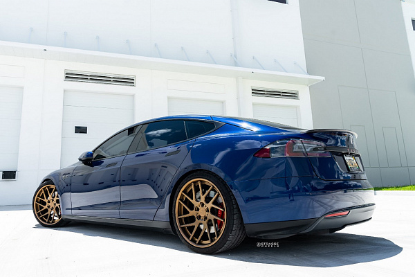Фото дисков Strasse Wheels SM7T Deep Concave Сатиновая темная бронза на Tesla Model S