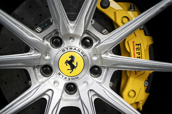 Фото дисков Strasse Wheels SV10 Track Сатиновый лак на Ferrari SF90