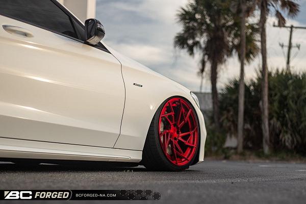 Фото дисков BC Forged HCA222 Красный глянец на Mercedes-Benz C-Class (W205)