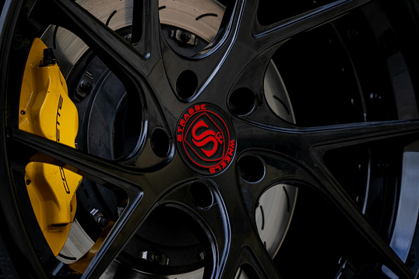 Фото дисков Strasse Wheels SM5RT Deep Concave FS Черный глянец на Chevrolet Corvette C7