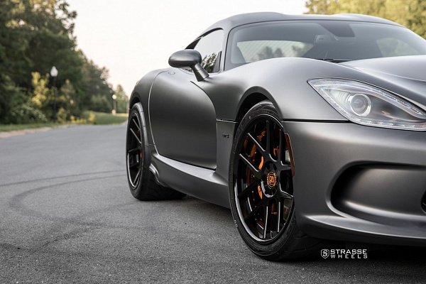 Фото дисков Strasse Wheels SM5 Deep Concave Черный глянец на Dodge Viper