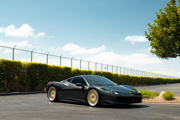 Фото дисков HRE 501 Глянцевое золото на Ferrari 458